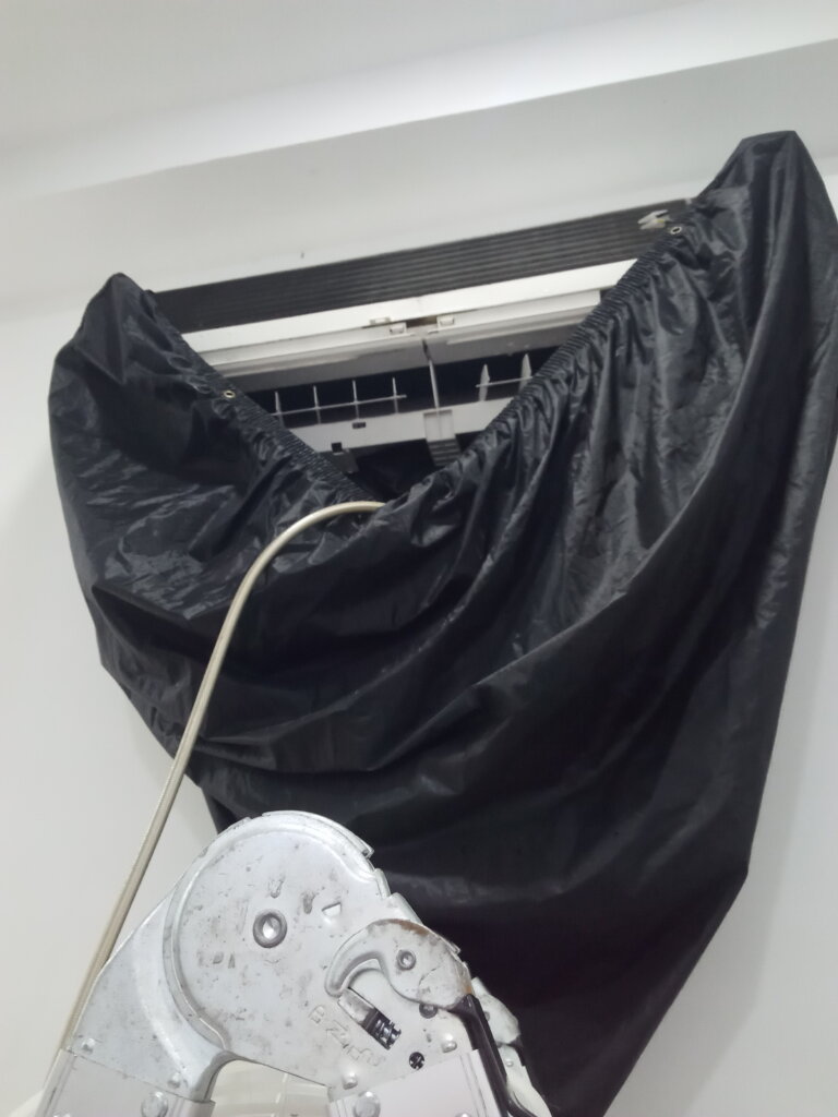 Việc vệ sinh điều hòa định kỳ giúp máy hoạt động hiệu quả hơn và tiết kiệm điện.