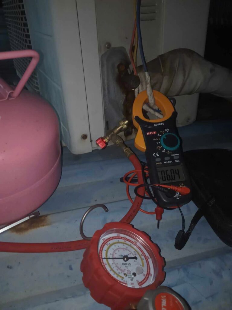 Vệ sinh điều hòa là một công việc quan trọng và cần thiết để duy trì hiệu suất hoạt động và bảo vệ sức khỏe của người sử dụng