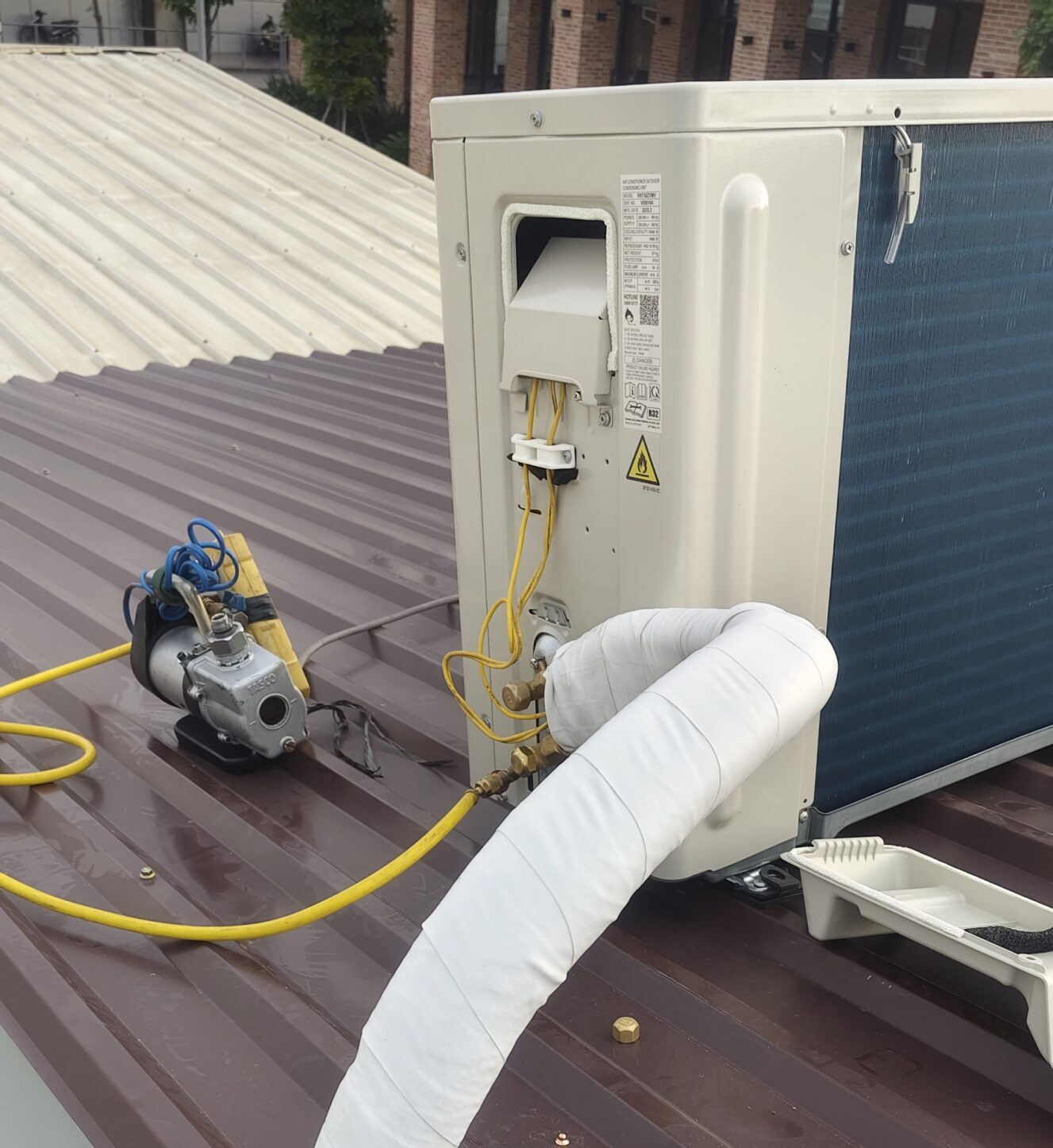 Hút chân không để loại bỏ không khí và độ ẩm trong ống đồng.